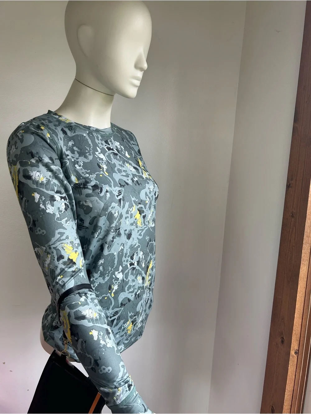 Kari traa s Long Sleeve Gray Camo Print Top with Yellow Accents new